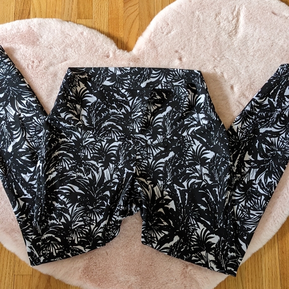 Bought at Thyme maternity pants xxs and XS - Picture 9 of 13